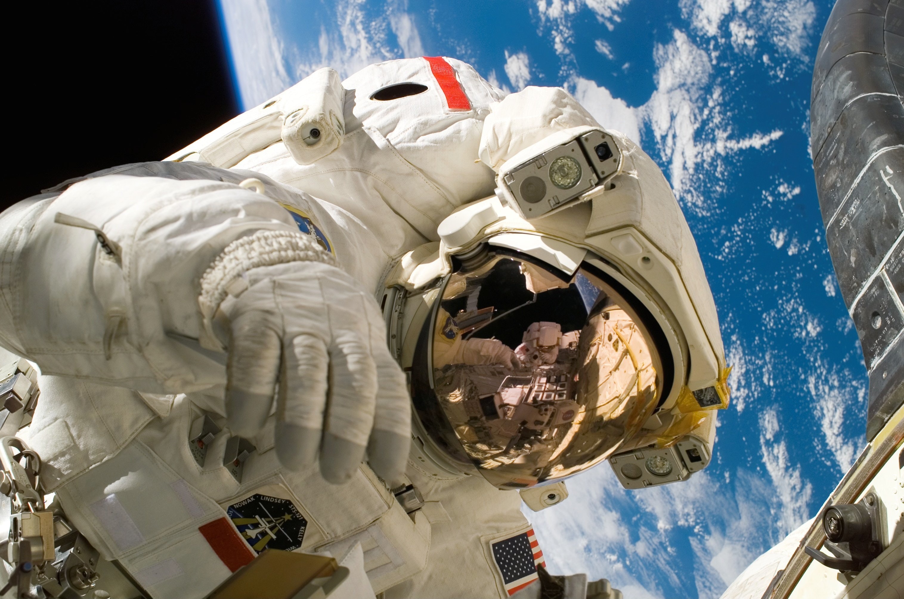 En astronaut i rymden.